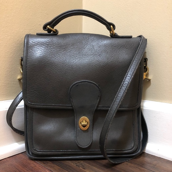 Coach Handbags - Coach Vintage Willis Station Bag. Navy.